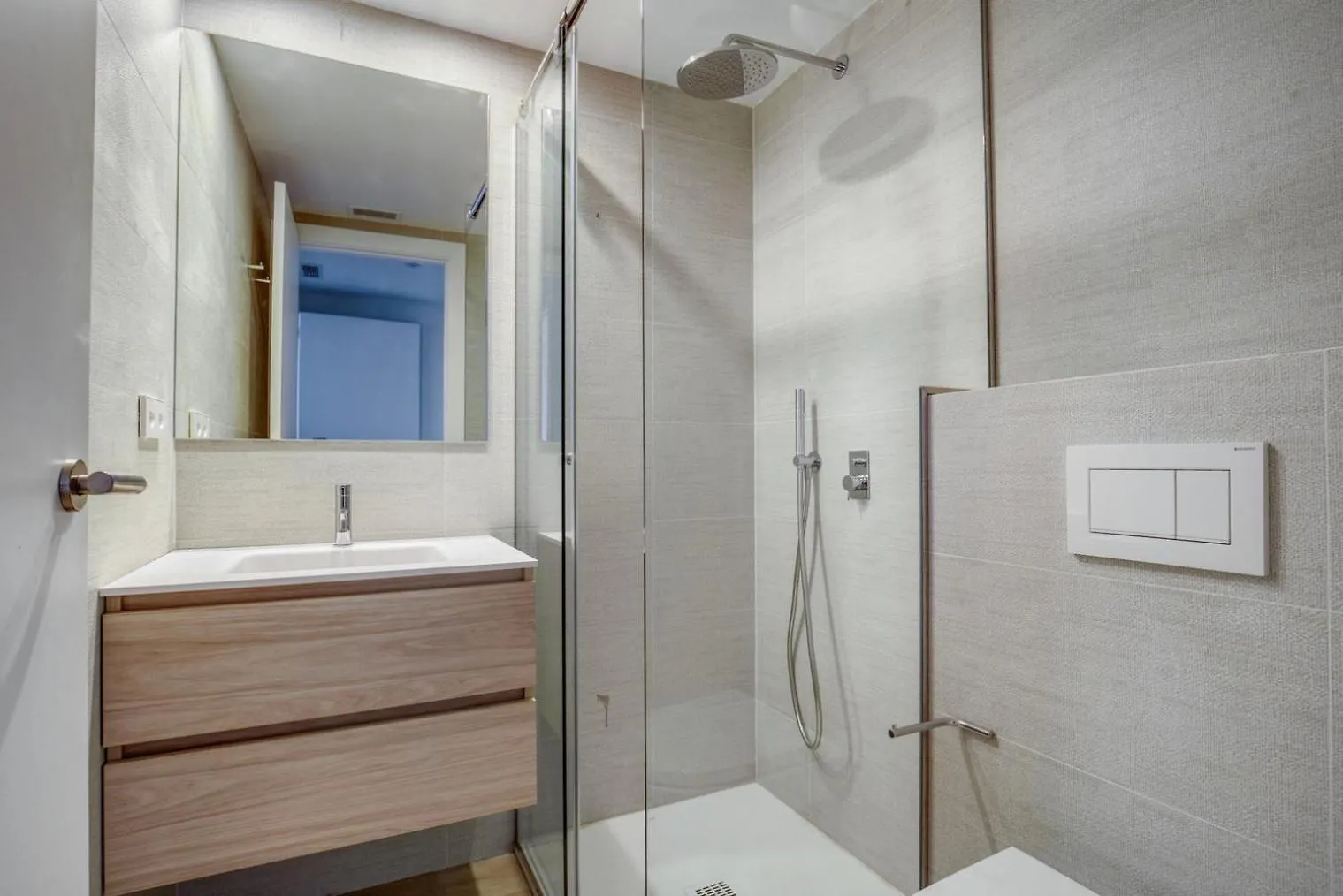 Ferienwohnung Blueground Sarria Doorman Newly Renovated Bcn-119 Barcelona